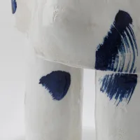 <a href="https://www.galeriegosserez.com/artistes/salomon-celine.html">Céline Salomon</a> - Owen - Table d'appoint Bleue & Blanche